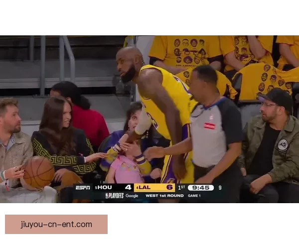 詹姆斯赛后暖心致敬女记者 本该休息却坚持回归令人感动